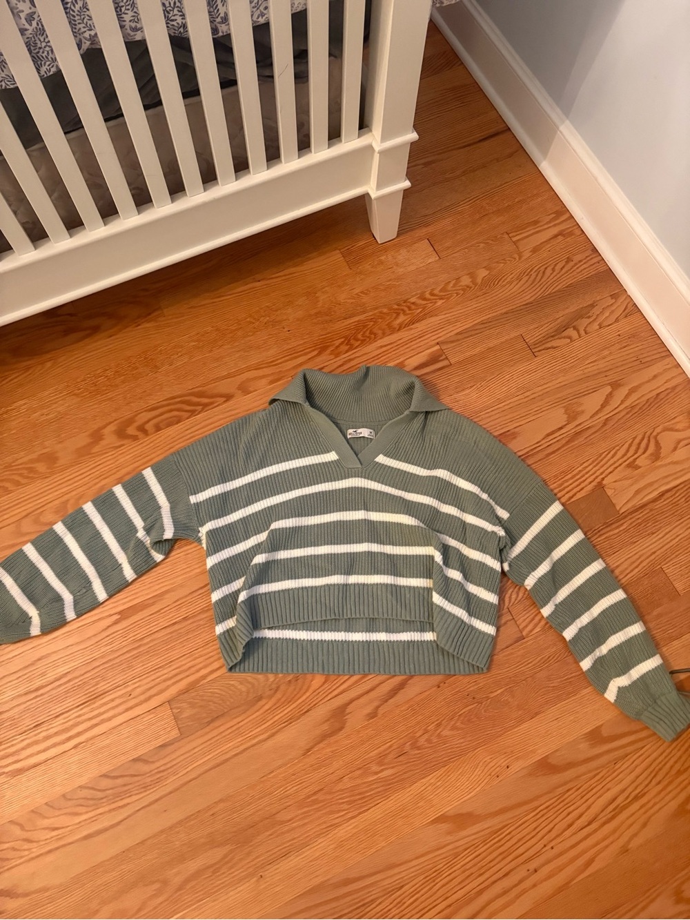 Hollister Women's Cropped V-Neck Striped Sweater - Sage/White